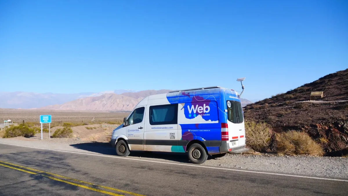 Unidad 01: Mercedes-Benz Sprinter de Web Sobre Ruedas con dos antenas Starlink